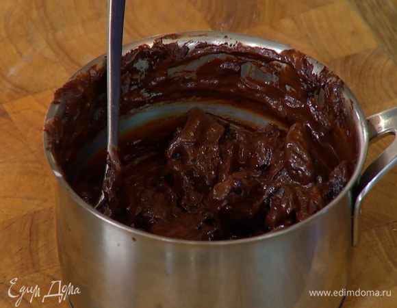 В кастрюлю с растопленным шоколадом выложить чернослив, все перемешать.