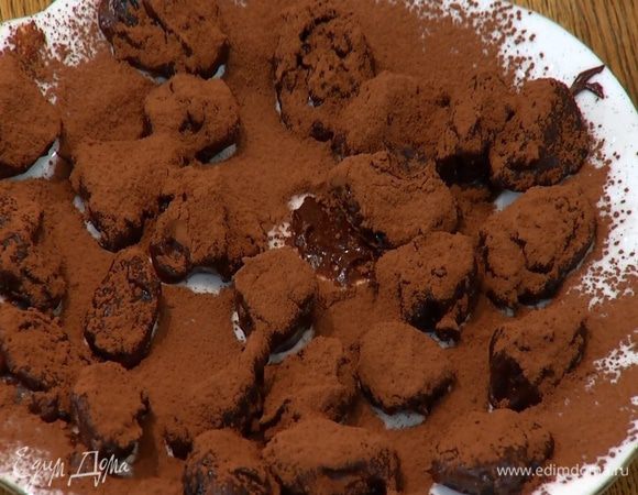 Через мелкое сито посыпать чернослив какао.