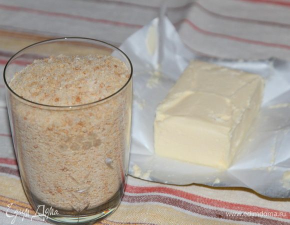 Отвариваем печень и оставляем остужаться. Берем стакан сухарей и сливочное масло. Я взяла 50 грамм, можно взять больше, если хотите чтобы основа совсем не крошилась. У меня она держалась в куче, но немного крошилась.