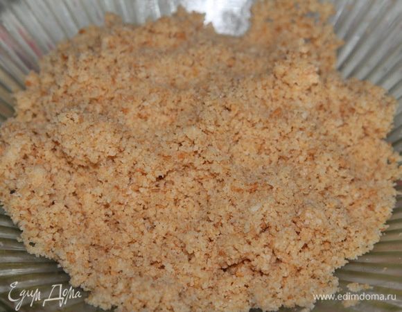 Перетираем сухари с размягченным маслом.