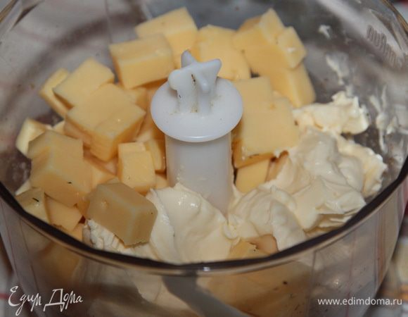 В чашу блендера отправляем мягкий сыр, нарезанный кубиком сыр Гауда и сметану.
