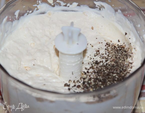 Взбиваем блендером и добавляем молотый перец и снова пробиваем блендером.