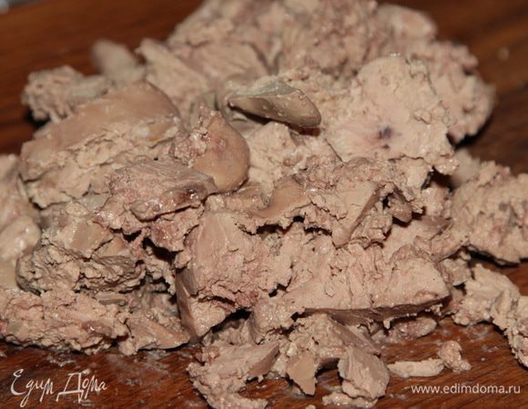 Куриную печень нарезаем кусочками.