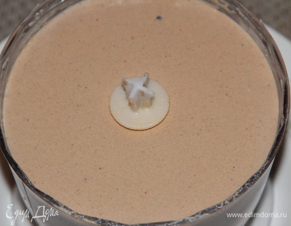 Теперь желатиновую массу выливаем в чашу блендера и снова пробиваем. Получаем вот такую красивую, однородную массу, похожую на пасту.