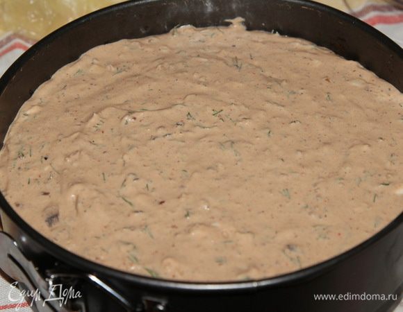 Перекладываем массу на корж в разъемную форму, затягиваем все пленкой и отправляем в холодильник. Достаточно 4 часов, но у меня все выдерживалось до утра.