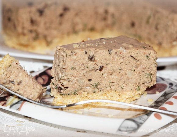 Ну, а далее все как по маслу: накрываем на стол, нарезаем на порции и пробуем. Я съела вот тот маленький кусочек, что на вилке... знала бы – зачерпнула бы побольше! Мне понравилось: все получилось как должно получиться в чизе – однородная нежная печеночная масса и на зубок чувствуется орех. Шампиньоны придали чизу нежную нотку, но в следующий раз я обязательно их замариную в чем-нибудь остром. Смачного!