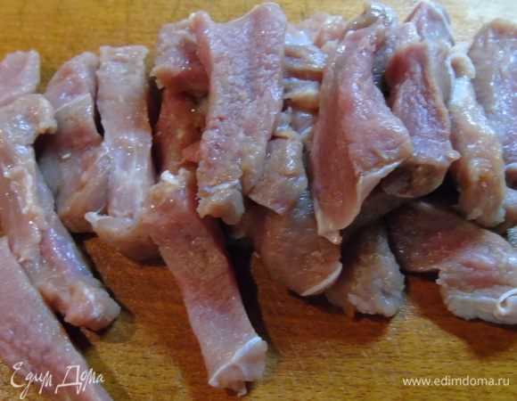 Мясо вымойте и обсушите бумажным полотенцем, нарежьте поперек волокон. 