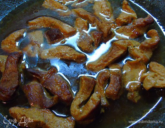 Мясо обжарить на небольшом количестве растительного масла, много не надо так как мясо пустит сок. Я обжариваю на сковороде вок.