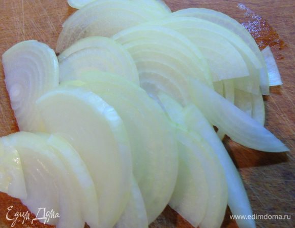 Лук нарезать полукольцами и добавить к мясу.