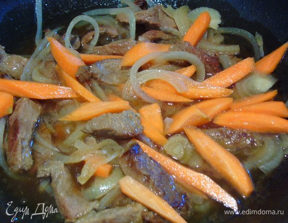 Через пару минут добавить нарезанную крупно морковь.