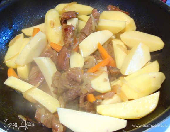 Подержите на гоне минут 5 и добавьте крупно нарезанный картофель.