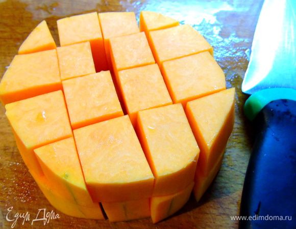 Тыкву нарежьте кубиками, как картофель будет почти готов, добавьте тыкву. Приправы, соль, перец и вустерширский соус. Перемешайте, и готовьте минут 10 до мягкости тыквы. 