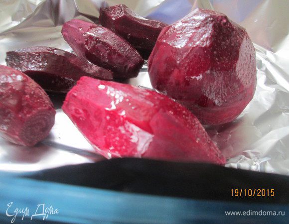 Свеклу очистить, посолить, поперчить, сбрызнуть оливковым маслом (2 ст. л.) и завернуть в фольгу.
Нагреть духовку до 200*С и запекать свеклу 40 минут.