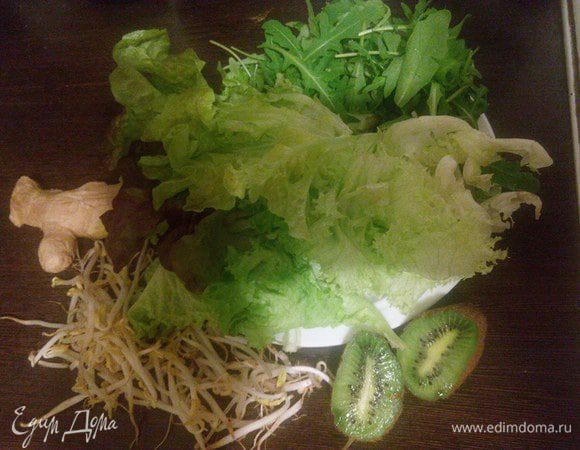 Складываем все ингредиенты в блендер: салат, рукола, киви, имбирь, ростки пшеницы, лед и минеральная вода.