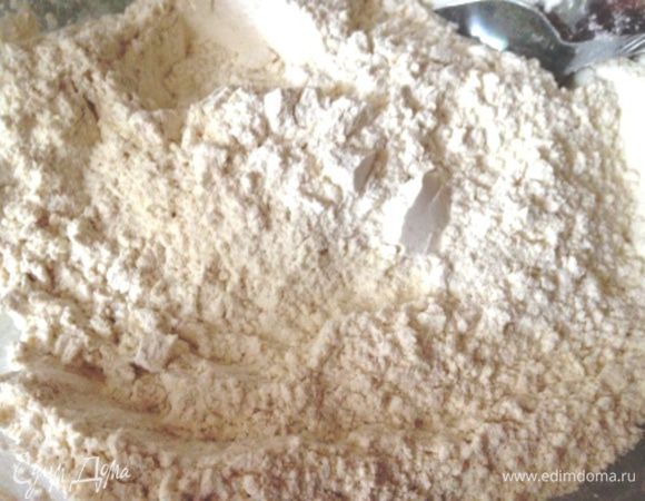 Смешать быстродействующие дрожжи с просеянной мукой.