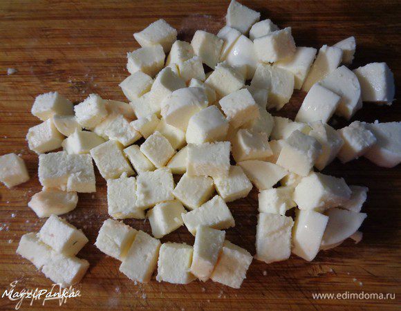 Слить жидкость с моцарелkы. Порезать сыр кубиком.