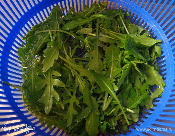 Руколу промыть под проточной водой. Высушить.