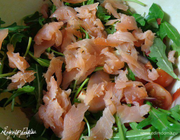 Все ингредиенты салата перемешать. Сверху выложить тонко-порезанный лосось.