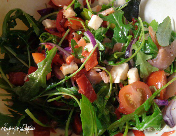 Посолить, поперчить по вкусу. Заправить оливковым маслом.