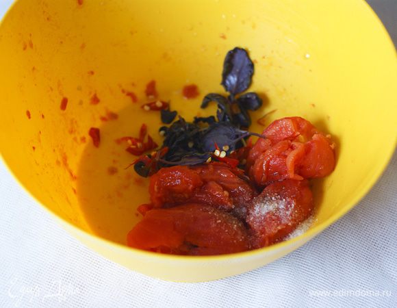 Делаем соус. Помидорки зальем кипятком и оставим на минутку.
После ополаскиваем в холодной воде и снимаем кожицу и сцеживаем излишки мякоти и жидкости внутренней.
Добавим соль, перец по вкусу, базилик и, по желанию, острый перец чили. Все это пюрируем и пока отставляем.