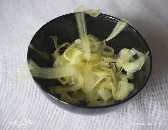 Делаем пасту. Для это снимаем шкурку овощечисткой с кабачка или цукиини и также овощечисткой снимаем с него тонкие пластики. Количество тут зависит только от степени вашего голода.
Это и будут наши "макароны". Их посолим буквально щепоткой соли и выдавим чуточку лимонного сока.