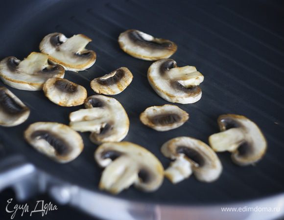 Обжариваем на сковороде-гриль (для красоты) или обычной наши овощи и/или грибы, которые порезали тонкими пластинками.