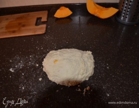 Разогрейте духовку до 250 С.
Смешайте хлебопекарную муку и манку, кончиками пальцев вотрите дрожжи до образования мелкой крошки. Добавьте соль, оливковое масло и воду. Соберите все ингредиенты, пока тесто не начнет собираться в ком.
С помощью скребка вывалите тесто на рабочую поверхность. На ощупь оно будет мягкое и влажное, а по виду будет походить на липкую кашу. Не присыпайте стол мукой! Вымесите тесто. Это займет минут 5-10. Если лень возиться руками, можно использовать миксер. 