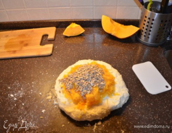 На последней стадии замеса в тесто добавьте тыкву, натертую на мелкой терке и отжатую от лишней влаги и семечки, можно заменить тыквенными. Продолжайте месить до тех пор, пока содержимое не распределиться равномерно по тесту. Для этого тоже можно использовать миксер :)