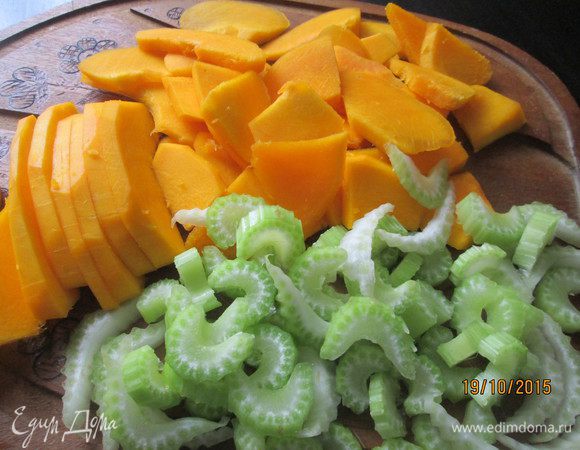 Тем временем нарезаем сельдерей и тыкву ломтиками. Добавим к ним листики шалфея (у меня тимьян), оливковое масло, соль, перец.
Сложим все в лоток к свекле и продолжим запекать вместе еще 15 минут, увеличив температуру до 220*С.  