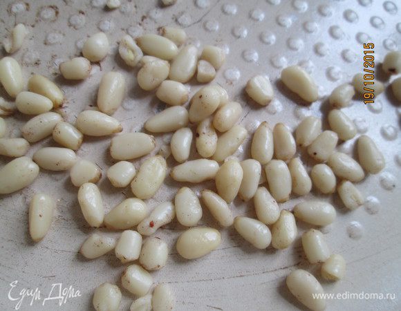 Теперь можно немного обжарить орешки: кунжут, кедровые. К ним можно добавить тыквенные семечки, арахис.