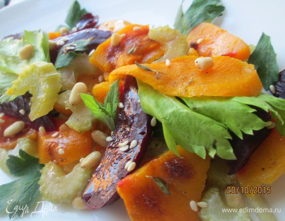 Достаем запеченные овощи из фольги, нарезаем свеклу и укладываем в салатник или по тарелкам. 
Посыпаем орешками, поливаем бальзамиком. 
Овощи запекались в масле с солью и перцем, но можно по желанию добавить оливковое масло, соль, перец.