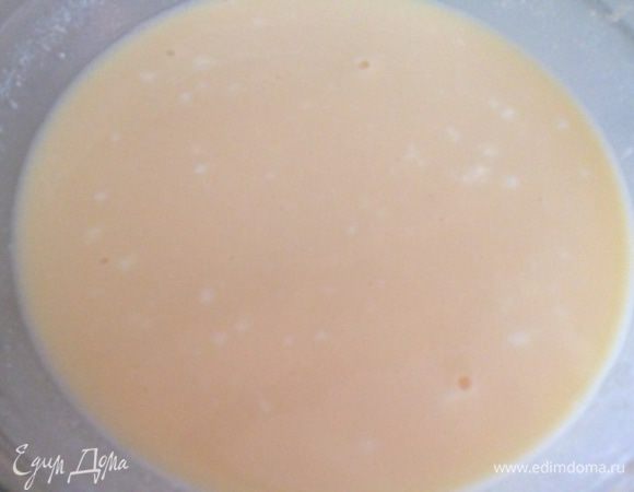 Отдельно смешать теплый кефир с сахаром, солью, творогом и яйцами.