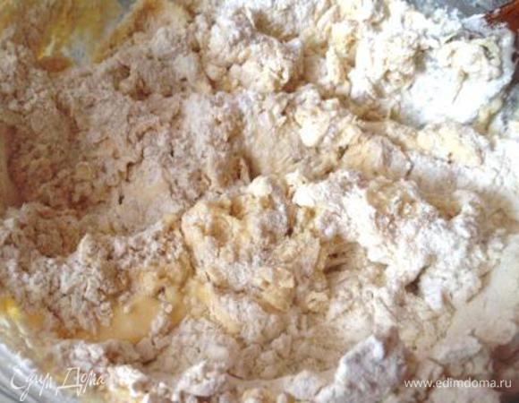 Влить жидкую смесь в мучную и перемешать.