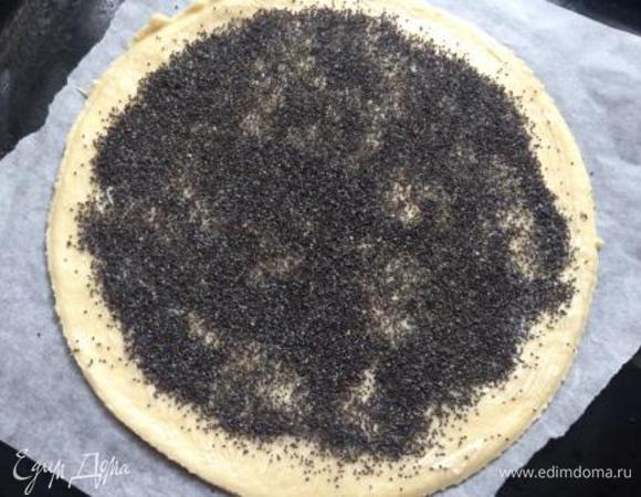 Смазать размягченным сливочным маслом.
Присыпать 1 ст. л. сахара и маком.