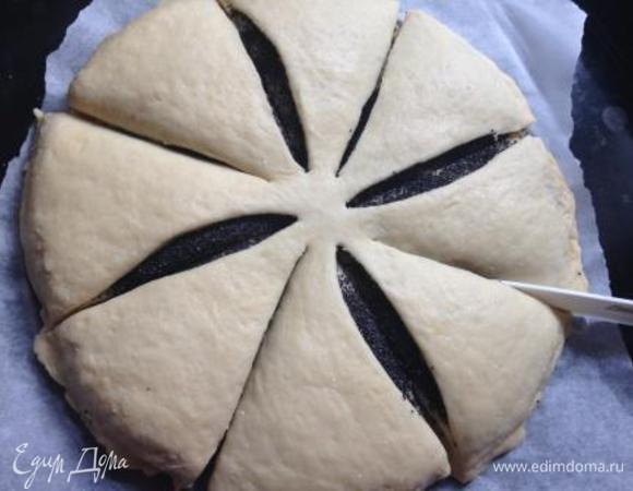 Сверху уложить 2-й круг теста. Намазать маслом, посыпать сахаром и маком.
Также поступить с 3-м слоем.
Последний 4-й круг ничем не смазывать.
Получится "тортик" из 4-х слоев. Хорошо защипать края.
Разрезать на 8 частей от центра к краю.