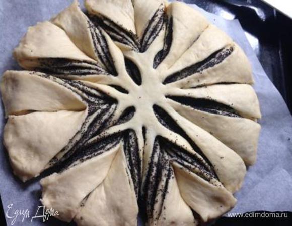 Далее берем 2 соседних лепестка и, скручивая, как бы отворачиваем их друг от друга. Можно перекрутить и 2 раза, но я скручивала 1.
Так поступаем 8 раз (со всеми парными лепестками).