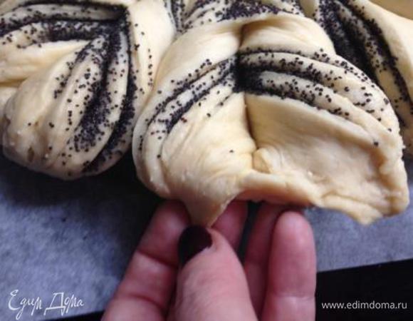 А наружные кончики подгибаем вниз вовнутрь, формируя круглый лепесток цветка.