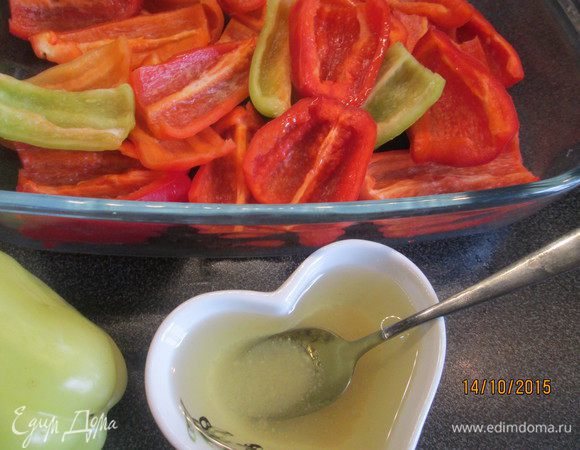 Разрезаем перцы на 4 части. Приготовим маринад из соли, сахара, оливкового масла и уксуса. Замаринуем перцы, оставив их в маринаде на 30 минут.