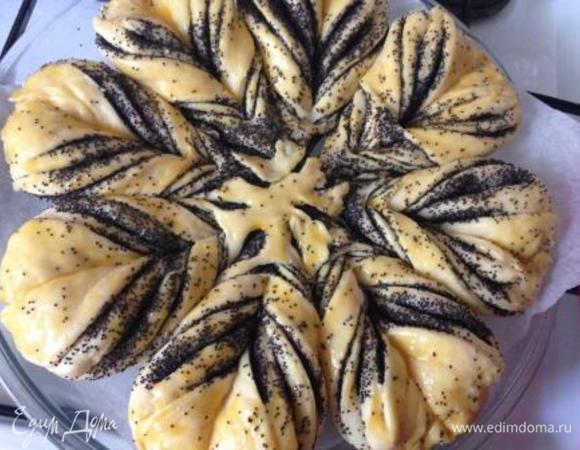 На этом этапе мне захотелось использовать большую форму (пекла пирог на вынос, для большой компании) и я переложила пирог вместе с пергаментом в стеклянную форму для пиццы (впервые в жизни использовала!) диаметром 32 см. Немного растянула руками лепестки. Смазать пирог маслом и отправить в разогретую (у меня до 200 градусов) духовку минут на 20-30.