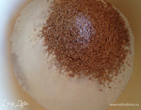 Просеиваем муку, смешиваем сухие ингредиенты.