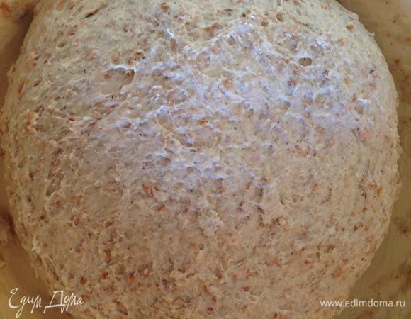 Растворяем дрожжи в теплой воде и добавляем к сухой смеси. Заливаем масло. хорошенько замешиваем тесто. Оно получается довольно липким.