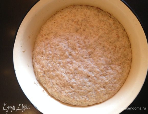Посуду в которой будет подниматься тесто смазываем тонким слоем растительного масла, перекладываем  в него тесто, накрываем чистым кухонным полотенцем и ставим в теплое место без сквозняков на полтора часа. Вот так хорошо поднялось тесто.
