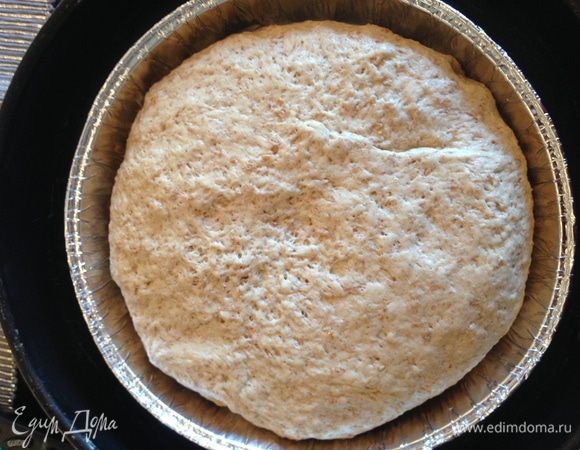 Перекладываем его смазанную маслом форму и даем настояться еще минут 20.