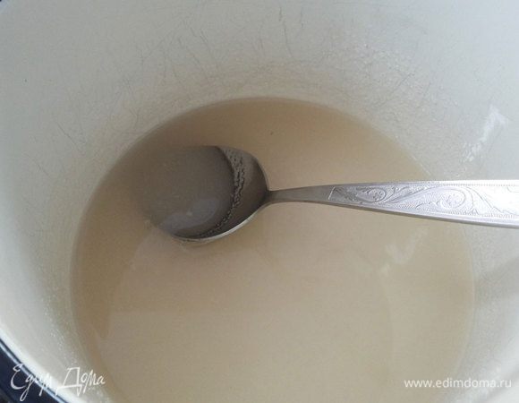 Для инвертного сиропа в кастрюльку с толстым дном насыпать сахар, лимонную кислоту, добавить воду. Довести до кипения. Плотно накрыть кастрюльку крышкой и варить на медленном огне 45 минут. Сироп должен быть льющимся, но не тягучим. Немного охлаждаем и добавляем соду, растворенную в 1 десертной ложке воды. Образуется пена. По истечении 5-10 минут пена спадет и сироп готов. Горячий он будет почти бесцветным, но когда остынет, станет золотистым.