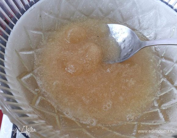 Замочить желатин в 100 гр воды. Когда желатин набухнет, нагреваем его до полного растворения. Подогретый желатин отставляем в сторону.