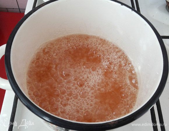 В кастрюльке смешать сахар, инвертный сироп, соль и воду. Постоянно помешивая, довести до кипения. Кипятить на медленном огне, не мешая, до температуры 110С (около 8 минут).
