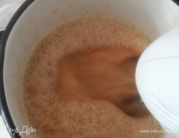 На низкой скорости миксера начинаем взбивать распущенный желатин. Не прекращая взбивать, медленно вливаем горячий сироп по стенке чаши, так, чтобы сироп не попадал на венчик.