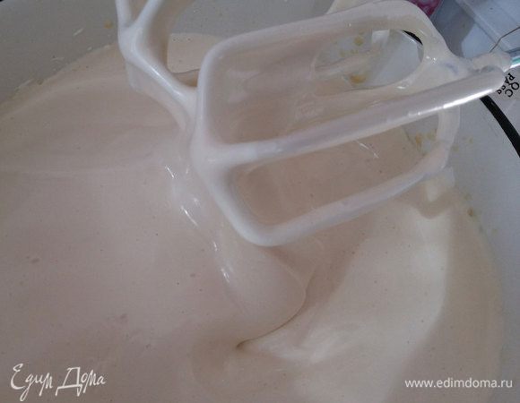 Постепенно увеличить скорость до максимальной. Когда масса начнет увеличиваться в объеме, добавить ванилин. Взбивать еще 15 минут, пока масса не станет пышной и очень плотной.