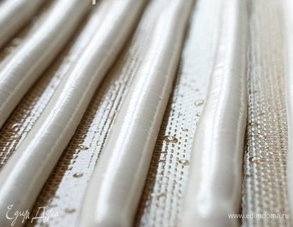 Массу сразу переложить в кондитерский мешок и выдавить на бумагу полоски по всей длине бумаги и оставить застывать на 3 часа. Затем снять с бумаги и обвалять в смеси сахарной пудры и крахмала.