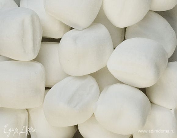 Затем нарезать маршмеллоу на кусочки ножницами и снова обвалять в смеси сахарной пудры и крахмала. Лучше резать прямо в миску с обсыпкой, чтобы они не слипались.